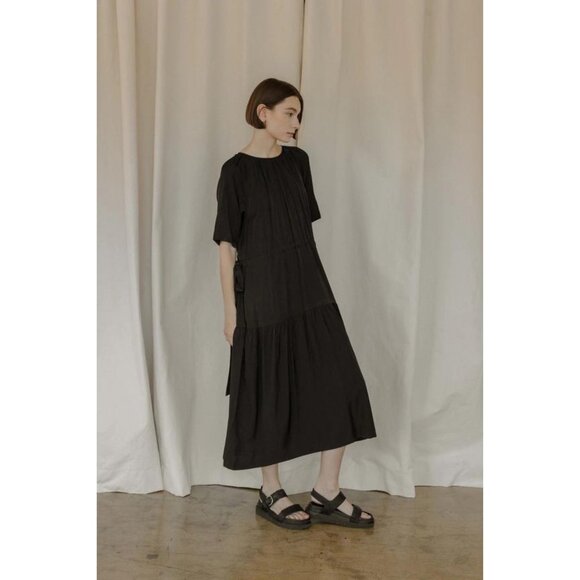 Women’s Black Tiered Midi Dress – Relaxed Fit, Minimalist Style - Picture 2 of 4